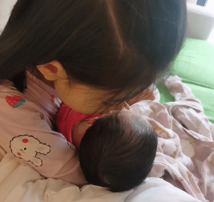 张梓琳晒照宣布二胎产女喜讯：我们的世界从此多了一个