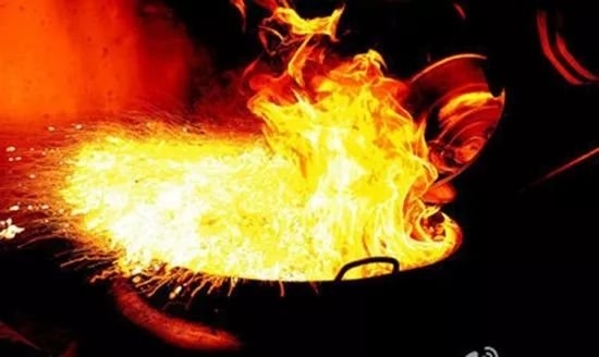 油锅着火时，用什么方法灭火更合适