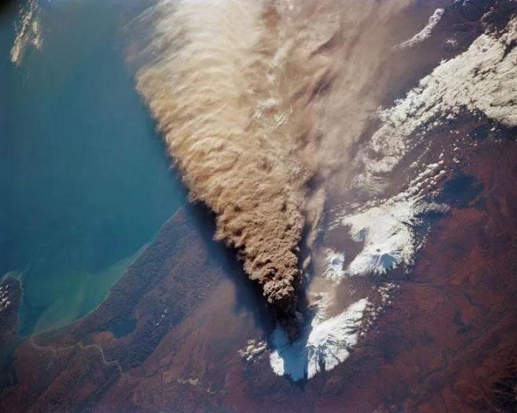 火山喷发像极了地球腹泻35张神奇的“活久见”照片