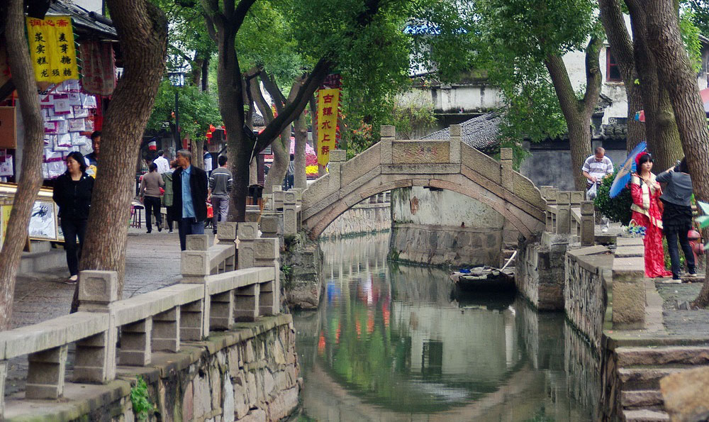 热带雨林酒店（天空之城悬崖酒店价格）