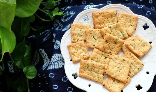 香葱苏打饼干做法推荐（在家怎么做出美味的香葱苏打饼干）