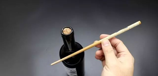 没有开瓶器怎样开红酒（怎么不使用开瓶器开红酒）