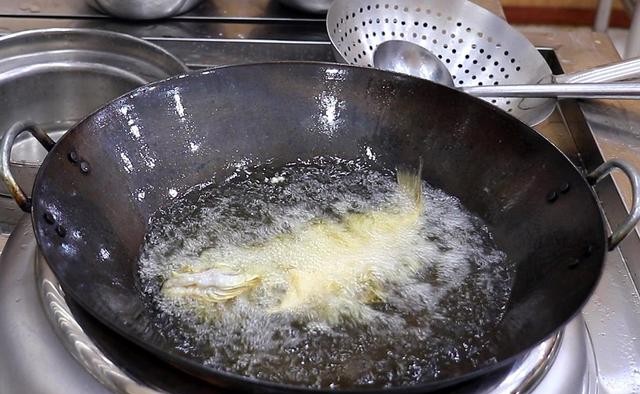 鲈鱼怎么烧好吃步骤教程（在家如何做红烧鲈鱼超好吃）