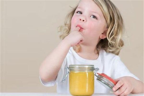一岁的小朋友可以喝蜂蜜水吗（小孩多大可以喝蜂蜜水）