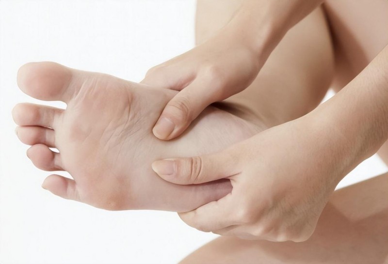 手脚出汗是什么原因呢 手掌脚心老是出汗是多汗症吗