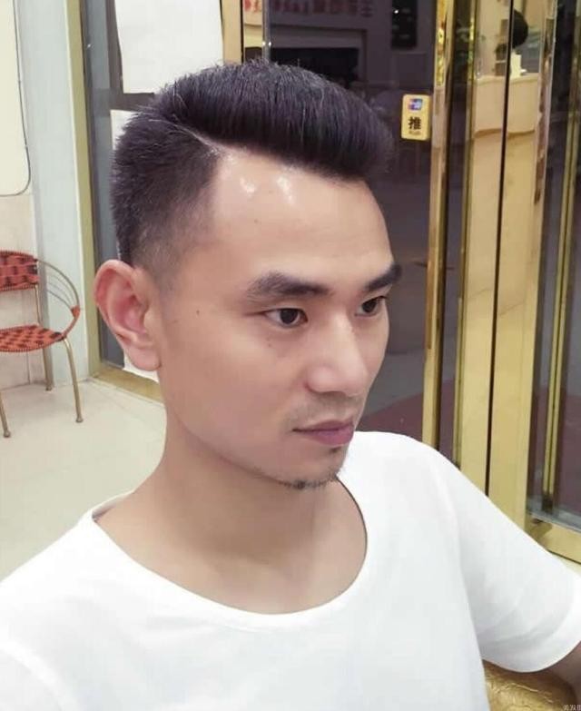 男斜刘海发型图片（男生去理发店常见的发型有哪些）