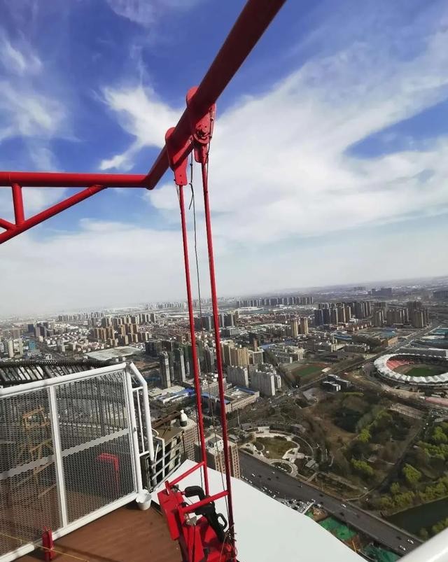 秋千门事件完整照片（游客体验高空秋千）