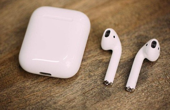 苹果耳机怎么充电的 苹果耳机充电需要把耳机拿出来吗