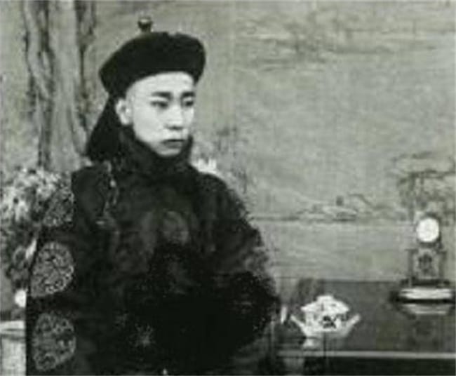 他是溥仪兄弟 在位仅三天 并未被列入清朝十二帝 活到1942年