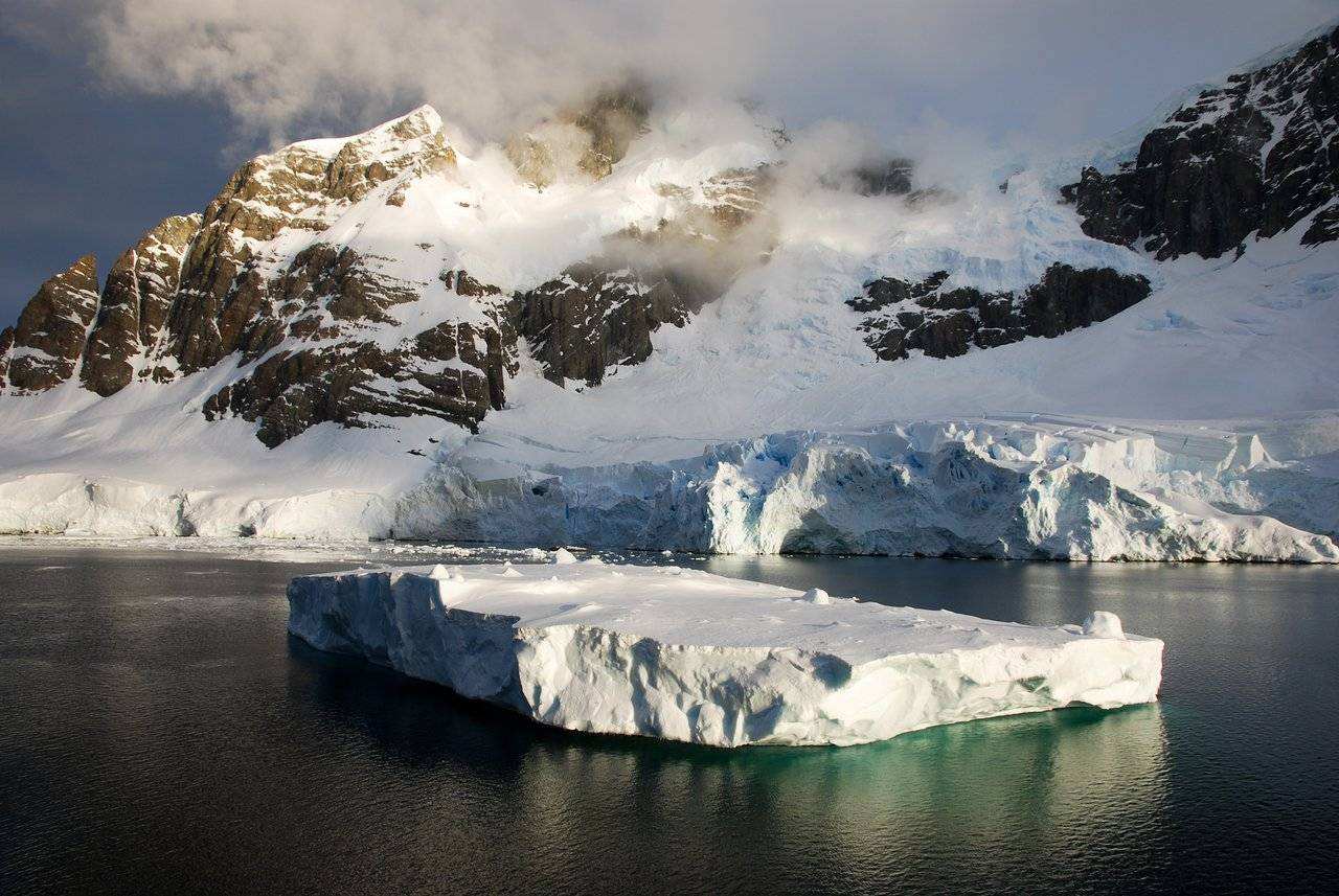长11公里，宽2公里！南极疑似巨大飞船的坠毁痕迹到底是什么？