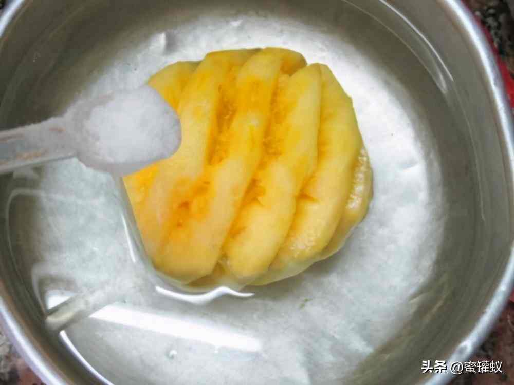 菠萝用盐水泡几分钟可以吃（菠萝为什么要用盐水泡）