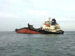 一艘韩国油轮在仁川近海爆炸 致3人死亡8人失踪 