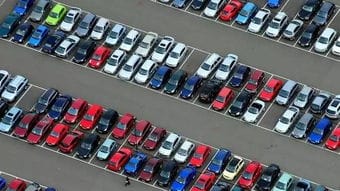 英国每年有675000起碰撞,一大原因是停车位太小