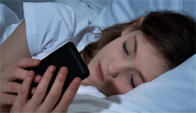 侧躺玩手机可能导致内斜视吗？