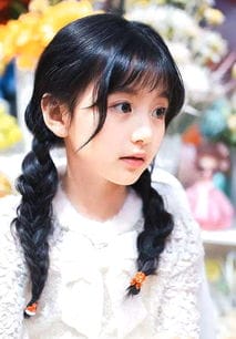 最美童星裴佳欣,9岁每天化妆串场,素颜后却差距大