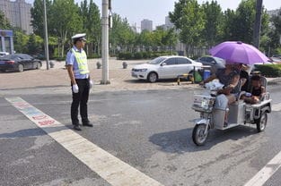 廊坊交警严格整治非机动车和行人交通违法行为 