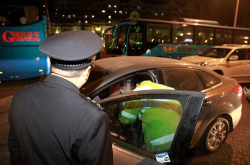 司机滴酒未沾遇到交警为何慌忙调头 哈市禁毒 交警部门联合抓获一名毒驾司机