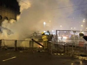多图直击 向警察扔腐蚀性液体 纵火 昨晚香港违法暴力再升级
