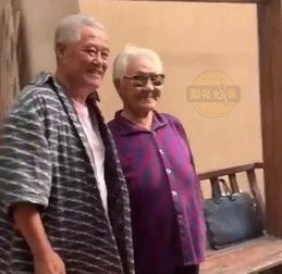 62岁赵本山与80多岁老奶奶合影,站在一起竟看不出年龄差距