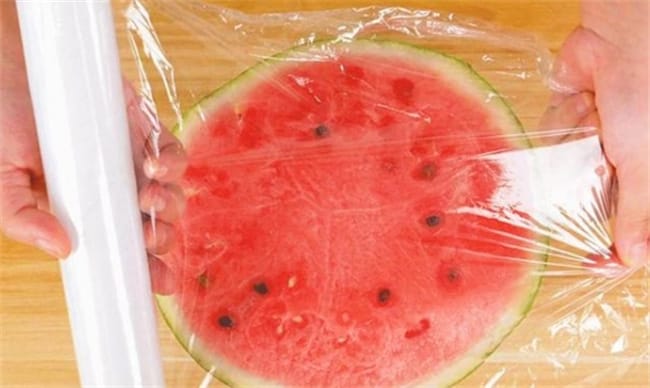 ​西瓜盖上保鲜膜放入冰箱冷藏 这样会加快细菌繁殖吗
