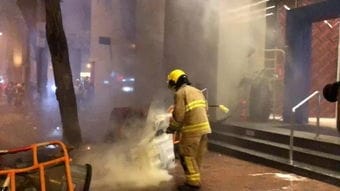 多图直击 向警察扔腐蚀性液体 纵火 昨晚香港违法暴力再升级