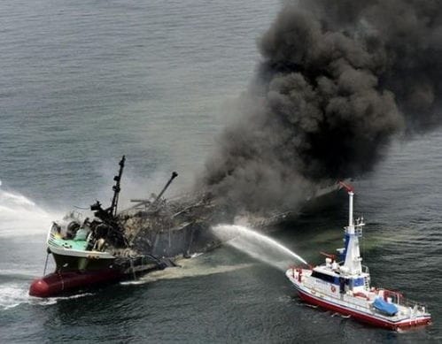 噩耗传来 一艘俄罗斯油轮在亚速海爆炸,已有10名船员获救
