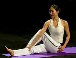 瑜伽瘦腰的动作视频 