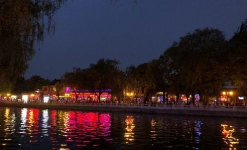 北京夜晚游玩最美的一个地方,后海酒吧一条街