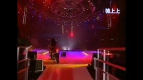 99年演唱会 刘德华与美女贴身演唱 假装 ,粉丝那是相当羡慕嫉妒