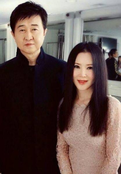 52岁付笛生老婆老到认不出,儿子如今成总裁 全家住着上亿四合院