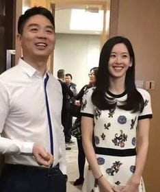 刘强东章泽天亲密同框现身 是现场演戏还是感情甜蜜结果不得而知 