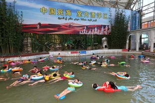 上万游客在四川遂宁 死海 戏水避暑 