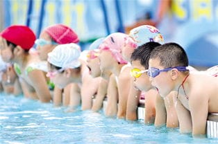 小孩子学游泳的好处 儿童学游泳的好处 