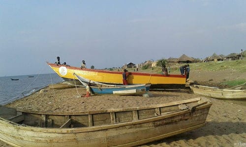 乌干达搭载30余人船只倾覆 已有15人获救 