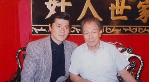 他是李小龙唯一承认打不过的人,62岁击倒李小龙,跟妻子相守26年