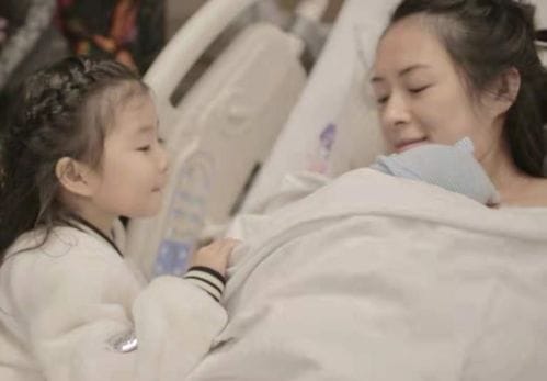 章子怡新年产子,生理性涨奶的痛苦,开启母乳喂养的艰难第一步