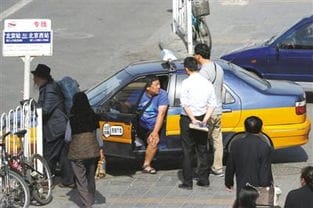 媒体调查称出租车司机不认路绕路成乘客不满热点 