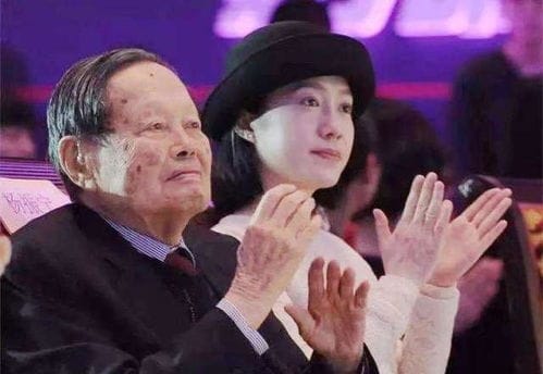 97岁杨振宁又有了孩子 杨教授高情商否认,16年来无视外界声音