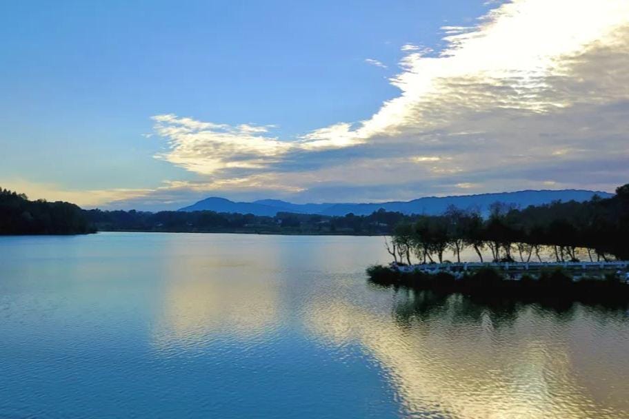 月亮湖风景区在哪里（月亮湖坐落在雅安名山区境内）