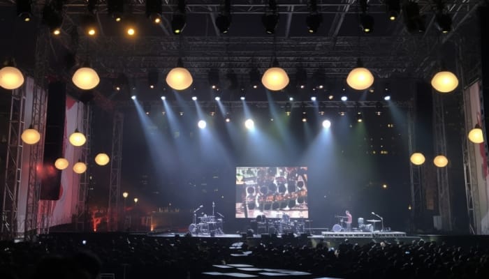 观众称花千元在演唱会上看柱子是为什么 知名歌手上海演唱会遭数百人吐槽