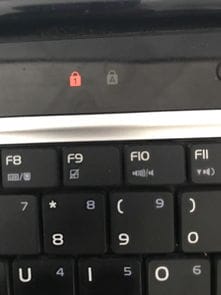 笔记本电脑键盘按键错乱,还有这个指示灯的意思 刚刚重装完系统 