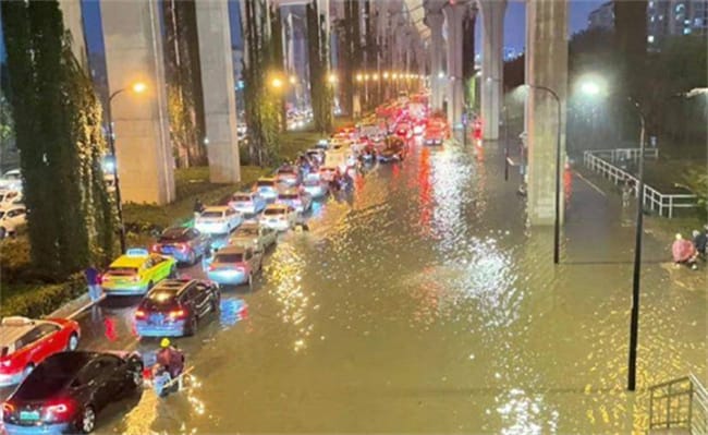 上海暴雨 高架桥成“高架河” 是什么原因造成的呢