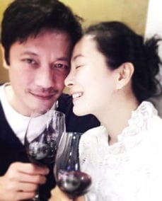 罗嘉良和老婆甜蜜相依 深夜浪漫对饮红酒 