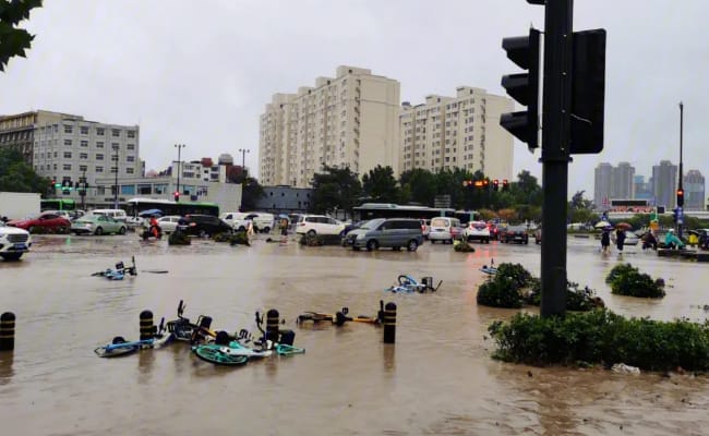 郑州暴雨：路面积水淹没车轮 为什么郑州经常会发生暴雨呢