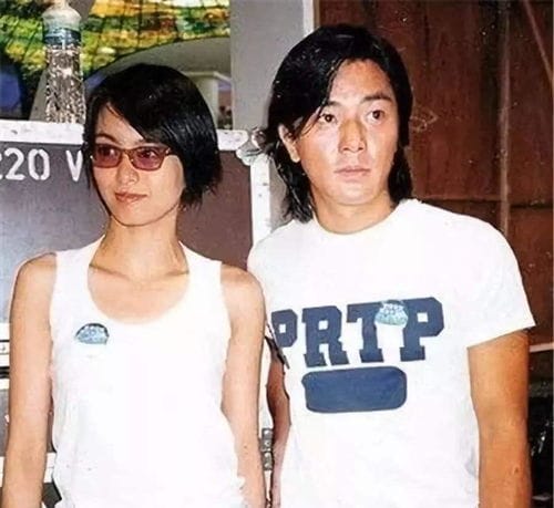 1999年,郑伊健梁咏琪公布恋情,杨受成很生气,随后蛋糕事件发生