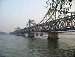 鸭绿江大桥是哪国修建的(鸭绿江大桥是谁建造的)