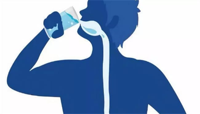 人倒立喝水和站喝水效果一样吗 人倒立着喝水的危害有哪些