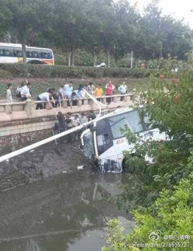 广州白云机场快线大巴与轿车相撞 