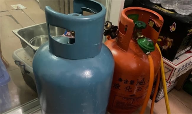 ​男子在家存放38个液化气罐被拘12天 煤气罐放几个超标
