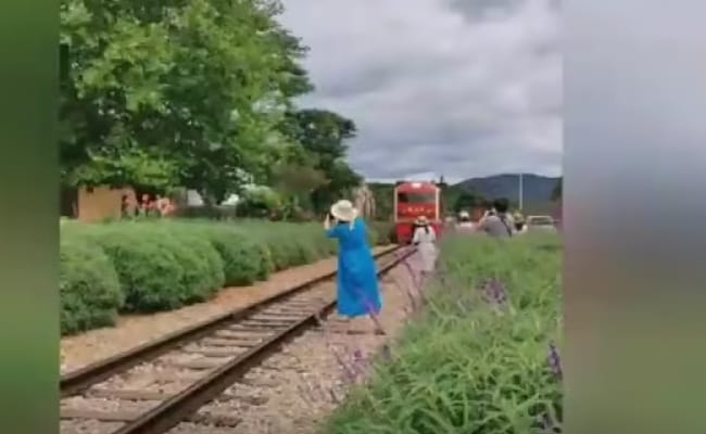 ​两女子不顾鸣笛铁轨旁拍照逼停火车 逼停火车是否违法